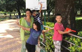 Karmaváltás: egyedül 3 gyerekkel és az autizmussal Indiában