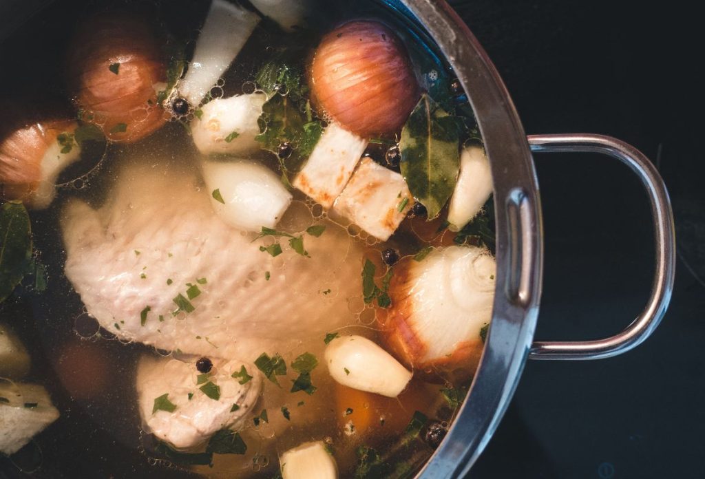 Lábosban fő karácsonyi kacsaleves zöldségekkel