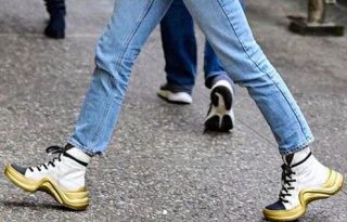 Sophie Turner extrém Louis Vuitton cipőben sétálgat