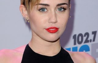 Miley Cyrus a pólóján szólt be a fegyverlobbinak