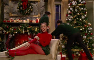 Miley Cyrus feminista himnuszt csinált a karácsonyi slágerből