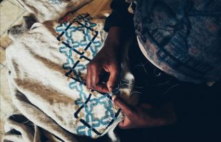 Menekült kézművesek hímzik a legmenőbb sálakat