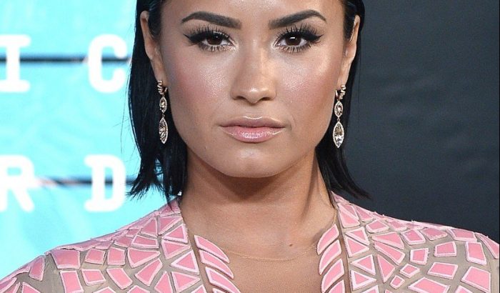 Demi Lovato alkoholmentes pezsgővel adott hálát az elmúlt évért