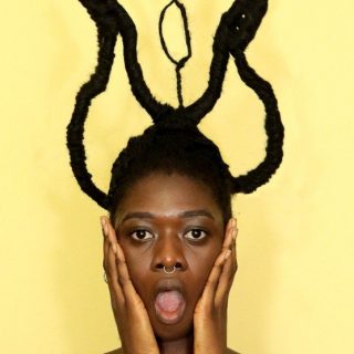 Megfonta A sikolyt a hajából a fiatal afrikai lány