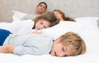 Tudományosan igazolt: a szülők nem alszanak jól