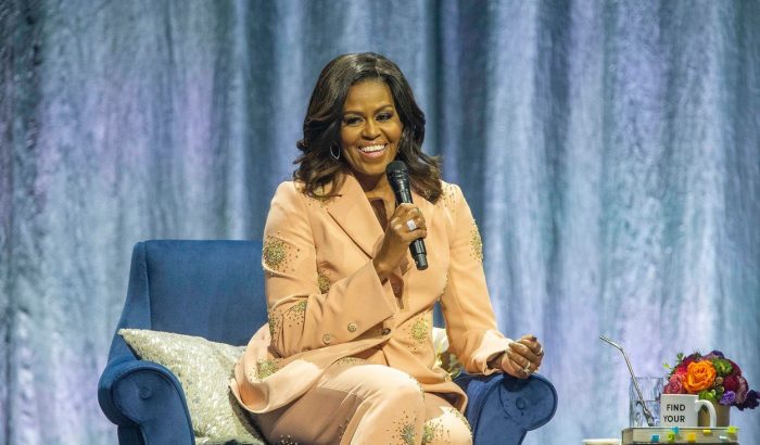 Michelle Obama csillogó kosztümben