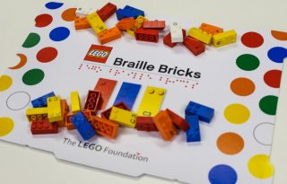 Braille-írásra tanítja a gyerekeket a LEGO újdonsága