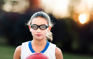 Szemüvegben sportolni több szempontból veszélyes