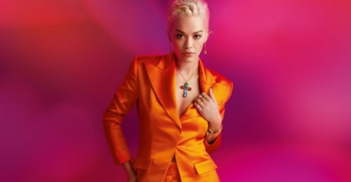 Rita Ora egy szál mellbimbótapaszban bulizott a hétvégén