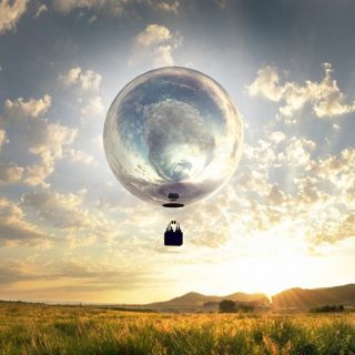 Elképesztő tükörfelszínű hőlégballont reptet Doug Aitken