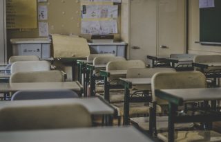„Én lennék a legboldogabb, ha a sarki iskolába járhatna a gyerekem” – súlyos károkat okoz a családoknak az új köznevelési törvény