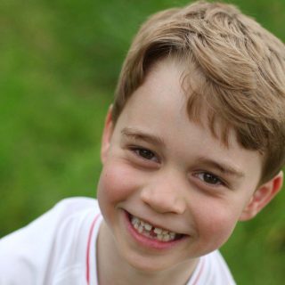 György herceg cuki foghíjas fotóval ünnepelte hatodik szülietésnapját