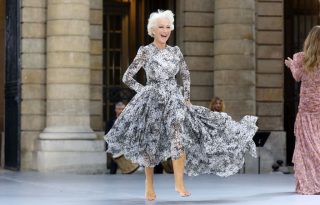Helen Mirren mezítláb vonult a L’Oreal divatshow-ján