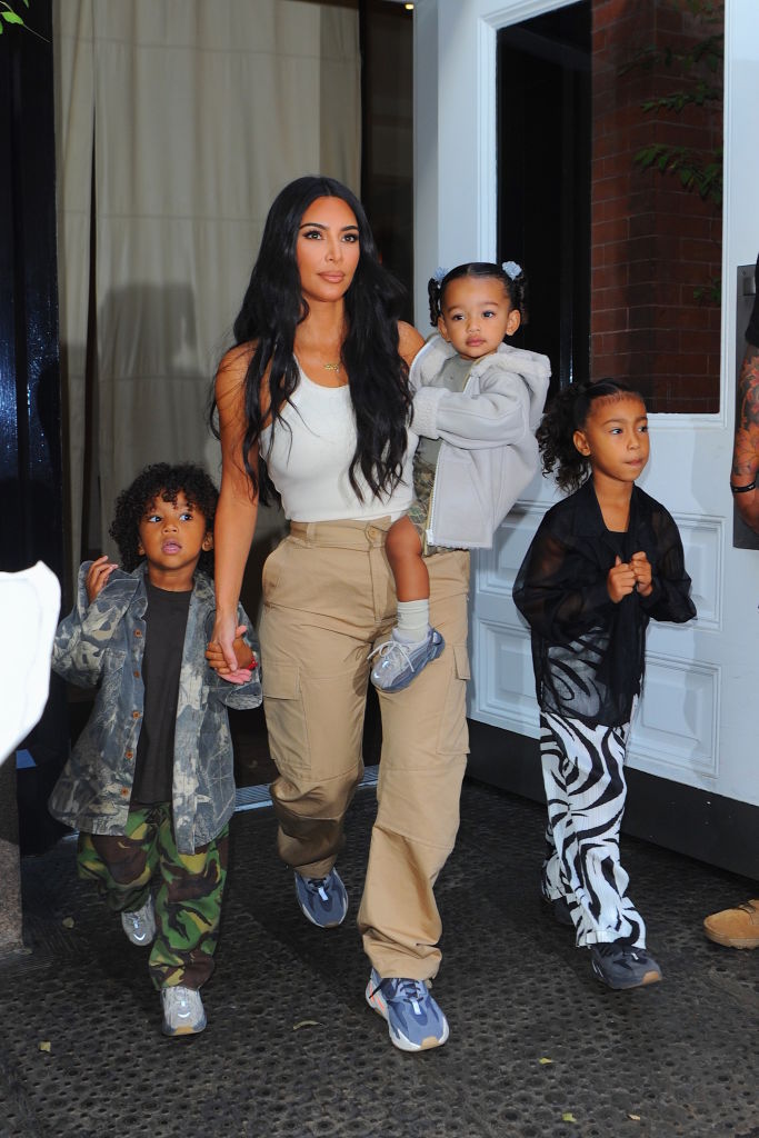 Kim Kardashian rágom gyerekével