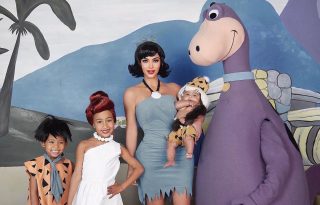 Kim Kardashianék a Flintstones családnak öltöztek