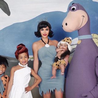 Kim Kardashianék a Flintstones családnak öltöztek