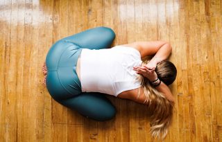 A kundalini jóga segíthet a hátfájás leküzdésében