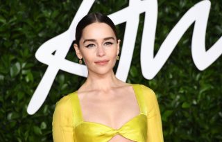 Emilia Clarke látványos, sárga ruhában ragyogott a vörösszőnyegen
