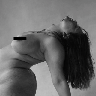 Művészi meztelen képen pózol a terhes Ashley Graham