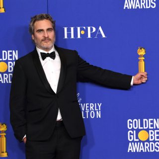 Joaquin Phoenix ugyanazt a szmokingot viseli az egész díjátadó-szezonban