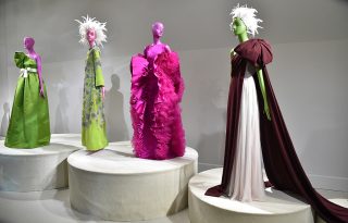 A nőket ünneplik a Párizsi Divahét haute couture alkotásai