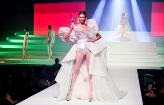 Lélegzetelállító haute couture alkotások a Párizsi Divathétről