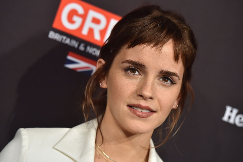 Emma Watson észbontó szatén miniruhában vonult