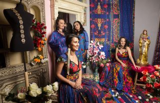Roma nők állnak modellt a cigány-magyar divatmárka vizuális kampányában