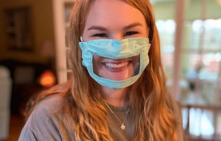 Egy diák maszkot készített a szájról olvasáshoz