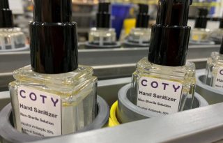 A Coty a legújabb szépségvállalat, amely kézfertőtlenítő-gyártással segít