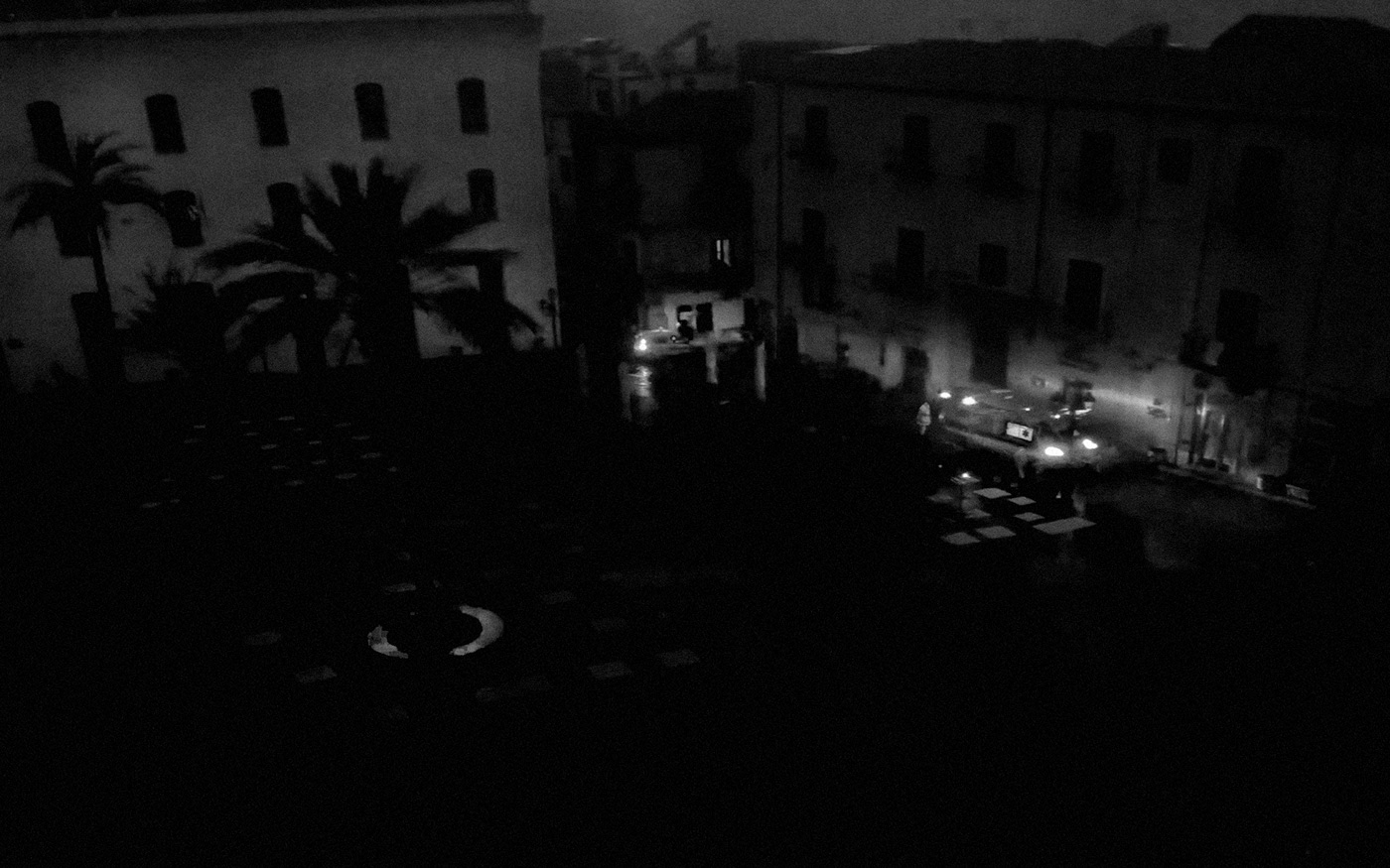 11. kép: A térre érkező villogó mentőautó mögött az ápoló várja a lakásából kilépő beteget. Cefalù, Szicília,.