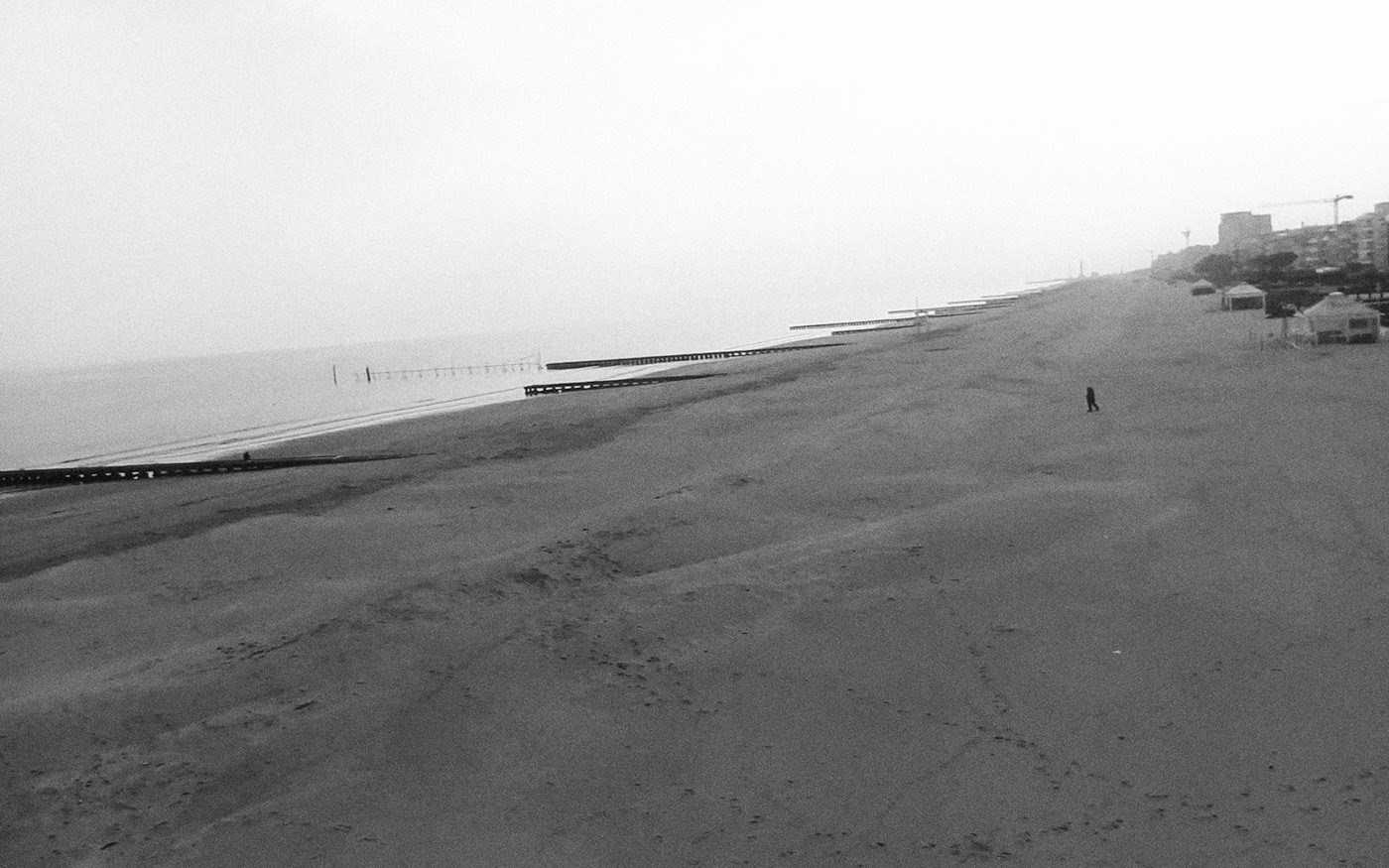 12. kép: Egy férfi halad keresztül az elnéptelenedett, üres strandon. Jesolo, Velence tartomány.