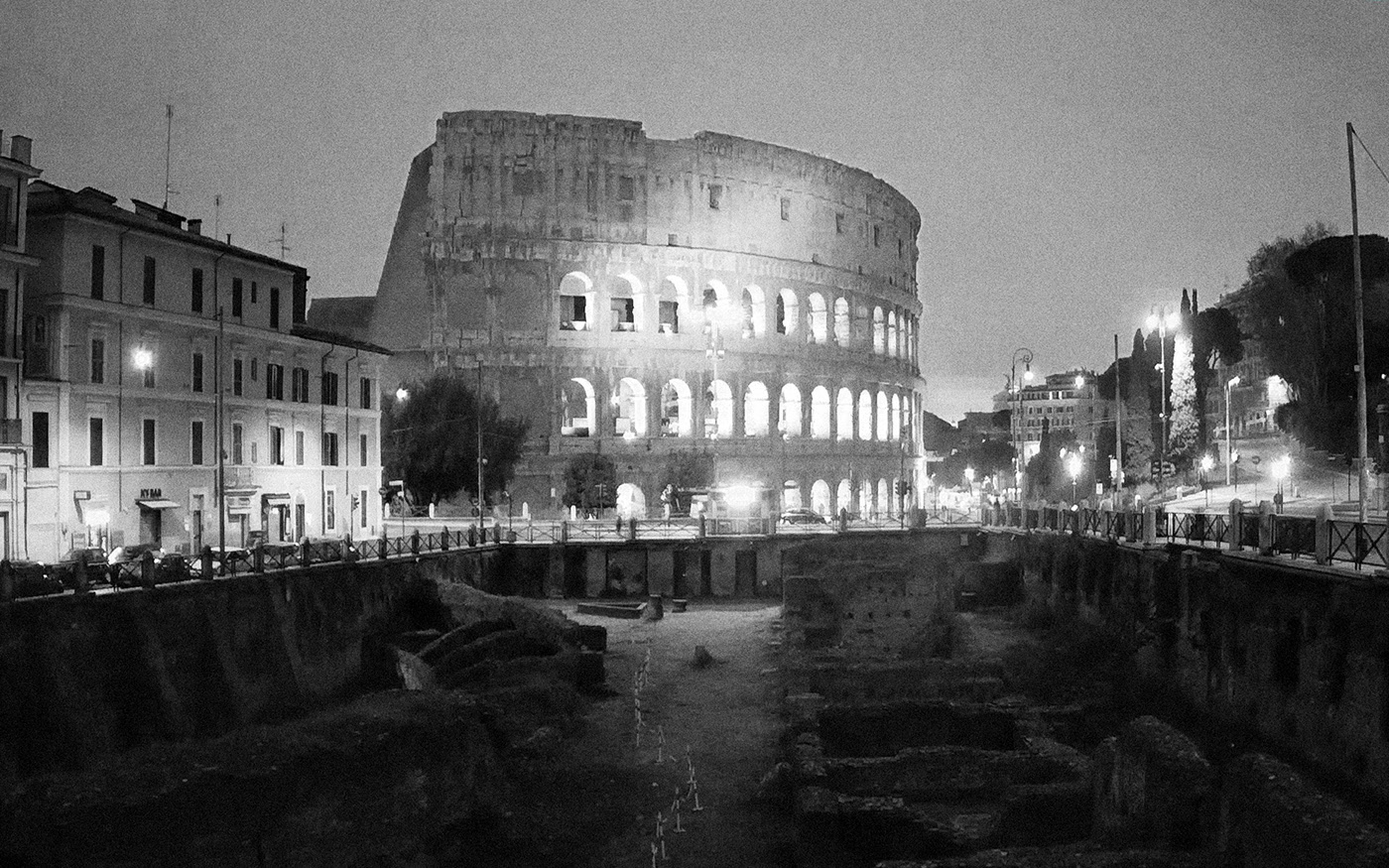 2. kép: Reflektorok fénye világítja meg a Colosseumot alkonyatkor.