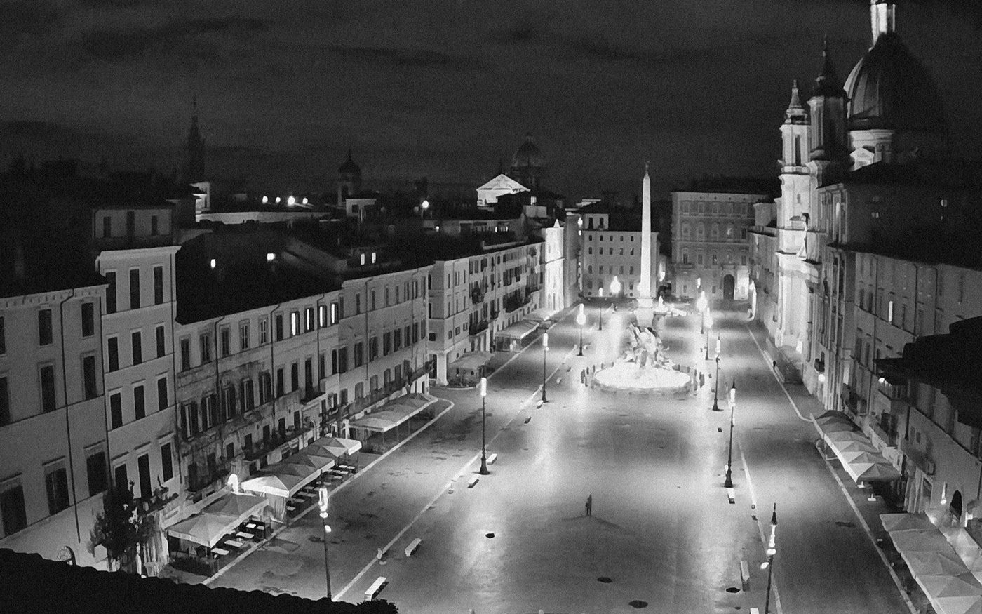 29. kép: Egy fotós, szakaszosan hátrafelé haladva a tér tengelye mentén, valószínű, szimmetrikus képeket készítve az üres Navona téri Fiumi szökőkútról, Róma.