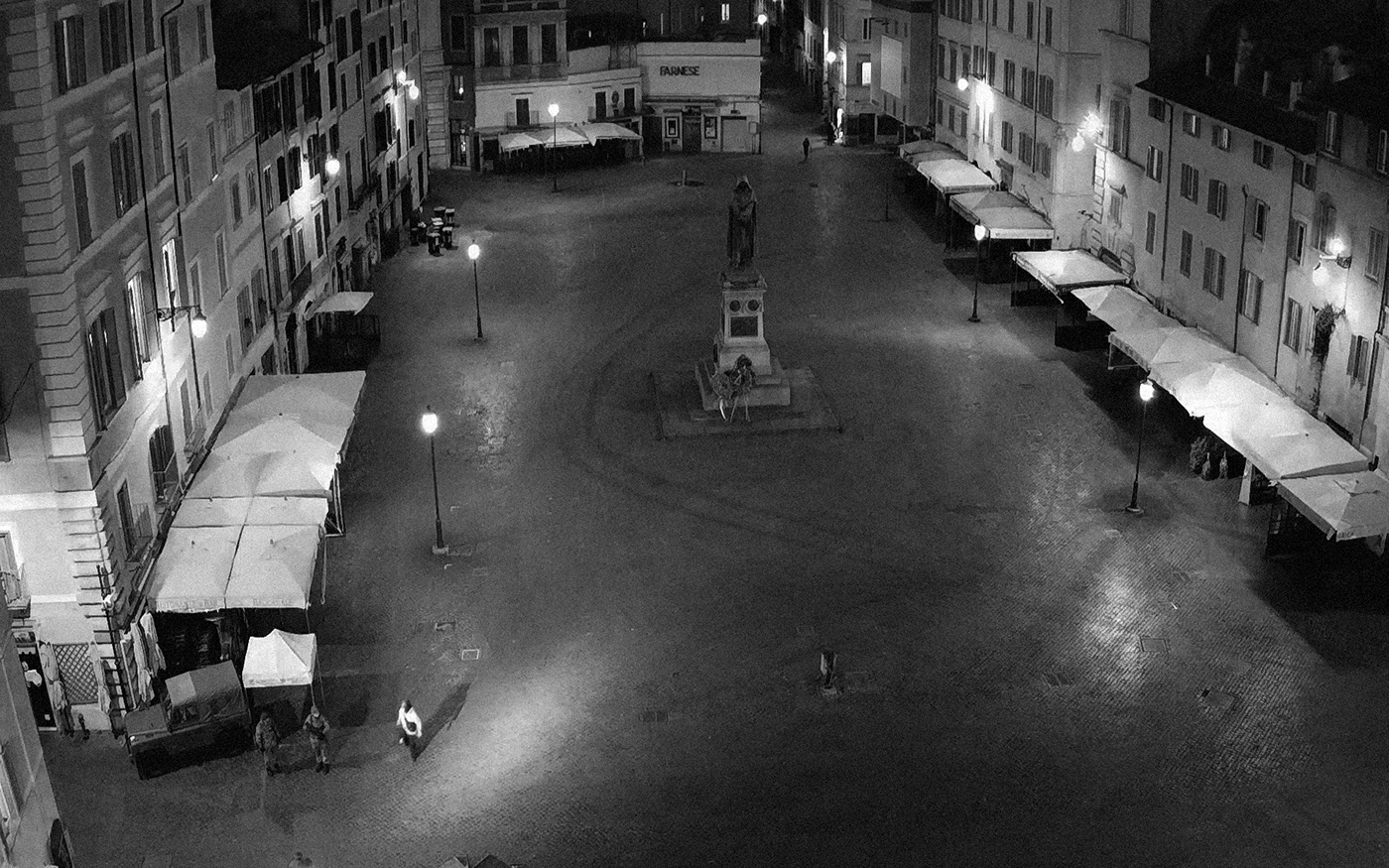 31. kép: Csak egy helyi lakost és két katonát láthatunk a sátrak alatt a Campo de’ Fiori téren, Rómában. 