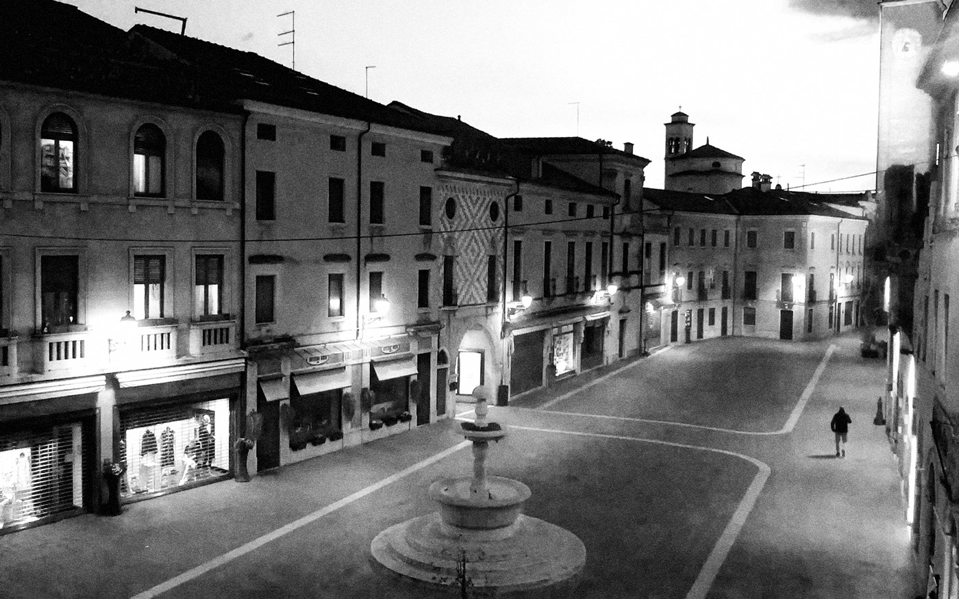 38. kép: Egy magányos alak halad  a Thiene-i Chilesotti téren. Vicenza tartomány. 