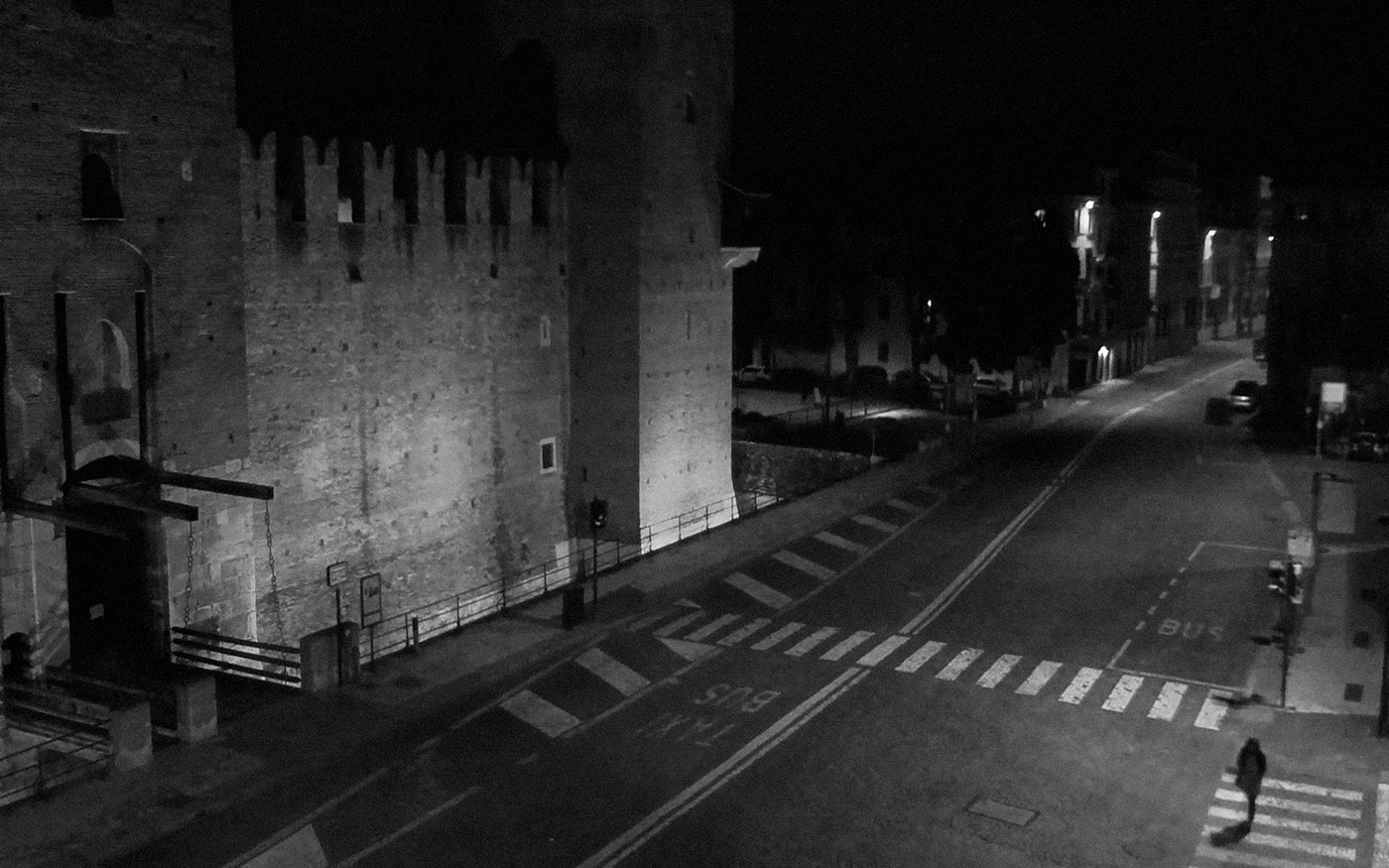 39. kép: Magányos sétáló halad a kastély falai mellett, amely a város egyik leghíresebb turisztikai látványossága. Verona.