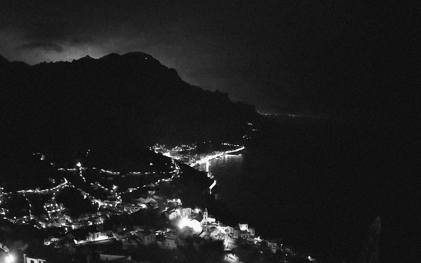 41. kép: A Földközi-tenger felett, több mint 360 méter magasságban terülő Ravello városka kiesik a tömegturizmus rohama alol, így a nyugalom és a béke szigetének nevezik. Ennek ellenére, most mégis furcsa sötétség borítja a környéket. Ravello, Salerno tartomány.