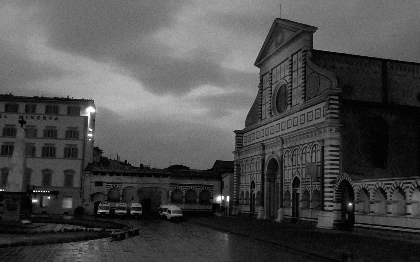 10. kép: Firenze: Mentőautók a Santa Maria templom előtt. 