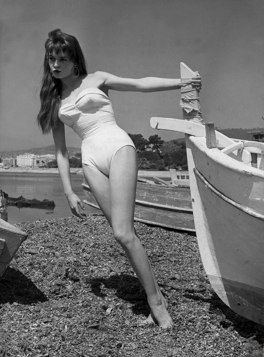 Brigitte Bardot fehér fürdőruhában
