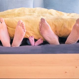 44 napnyi alvást veszítenek az újdonsült szülők az első évben