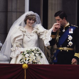 Elárverezik Diana és Károly esküvői tortájának szeletét