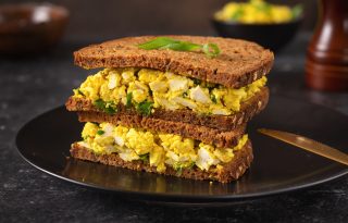 Isteni vegán” tojásos” szendvics, ami éppen olyan krémes és fűszeres mint az eredeti