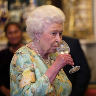 II. Erzsébet királynő bemutatta saját ginjét