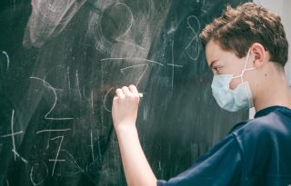 Iskolakezdés és koronavírus: a gyerekek robbantják ki a harmadik hullámot?