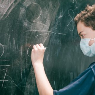 Iskolakezdés és koronavírus: a gyerekek robbantják ki a harmadik hullámot?