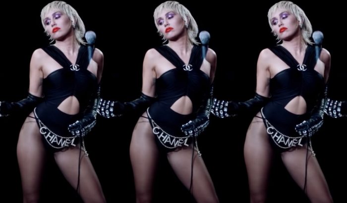 Miley Cyrus luxusmárkák ruháiban pózol az új klipjében