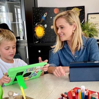 Reese Witherspoon együtt tanul a kisfiával – Így vágtak bele a sztárgyerekek a suliba