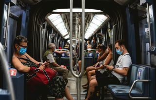 Koronavírus és tömegközlekedés: buszozzunk, vonatozzunk, metrózzunk biztonságosan!