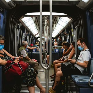 Koronavírus és tömegközlekedés: buszozzunk, vonatozzunk, metrózzunk biztonságosan!